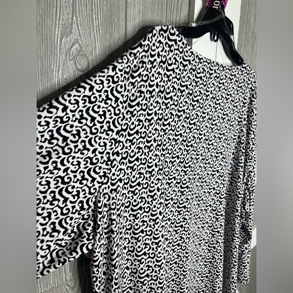 310. NWT Slim Factor by Investments Scrolling Ikat V-Neck 3/4 Handkerchief Hem - Picture 5 of 13